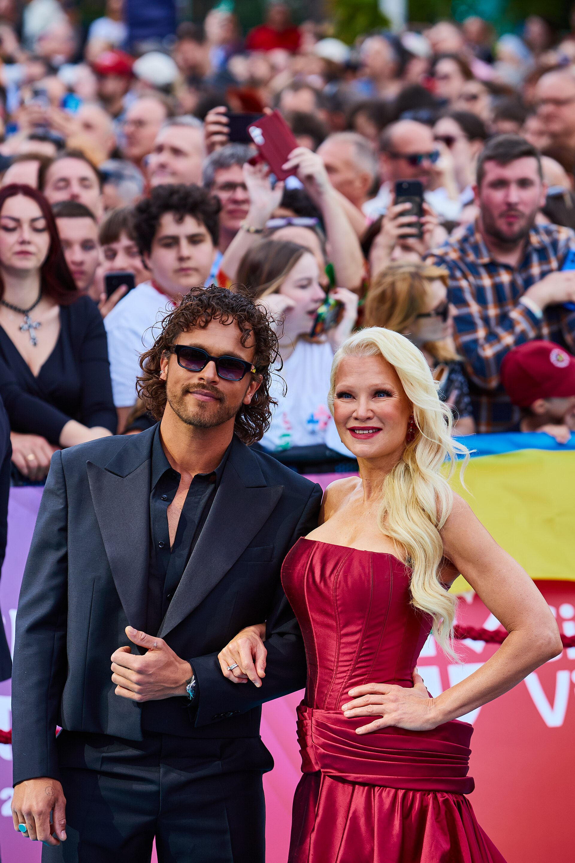 ESC 2026 Turquoise Carpet Event Pete Parkkonen and Linda Lampenius 005