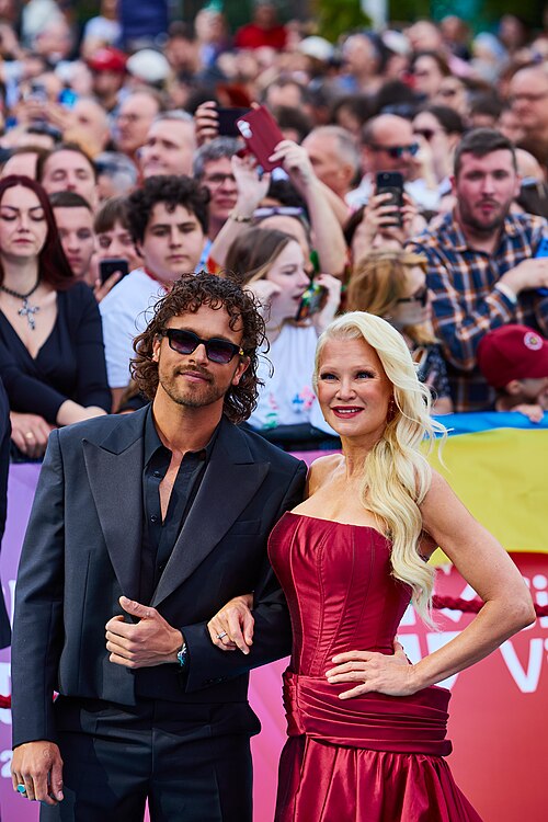 ESC 2026 Turquoise Carpet Event Pete Parkkonen and Linda Lampenius 005
