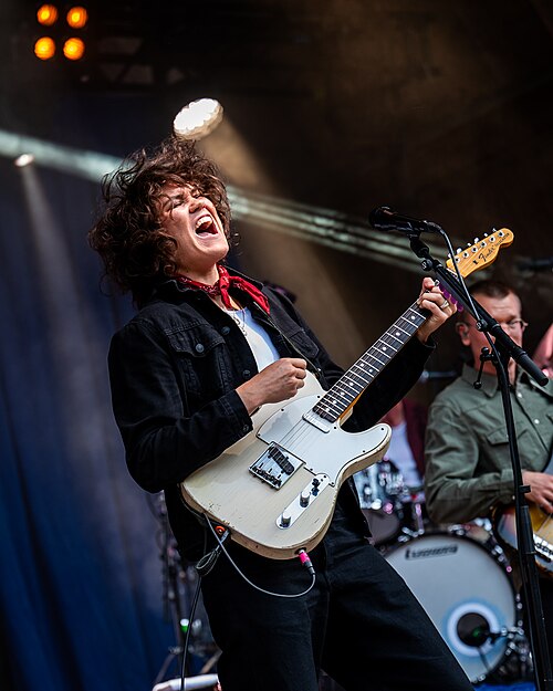 Fay Wildhagen med band, Ravnedalen Live festival i Kristiansand, 2024.
Foto: Birgit Fostervold @knipselyst

CC: BY-SA 2.0
