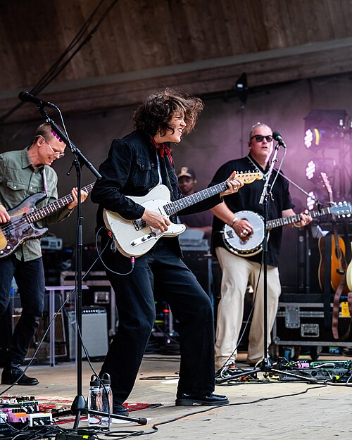 Fay Wildhagen med band, Ravnedalen Live festival i Kristiansand, 2024.
Foto: Birgit Fostervold @knipselyst

CC: BY-SA 2.0