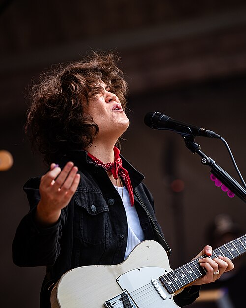 Fay Wildhagen med band, Ravnedalen Live festival i Kristiansand, 2024.
Foto: Birgit Fostervold @knipselyst

CC: BY-SA 2.0