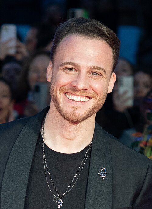 Kerem Bürsin en la alfombra roja del Festival de Málaga 2024 frente al Teatro Cervantes