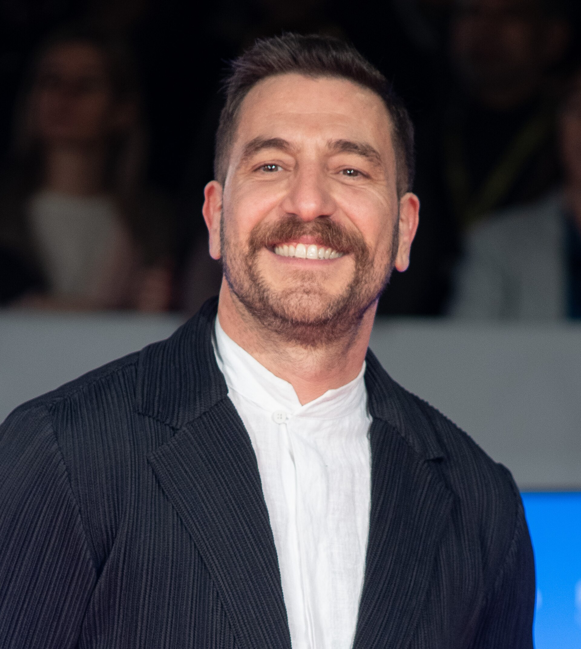 Raul Tejón  la alfombra roja del Festival de Málaga 2024 frente al Teatro Cervantes