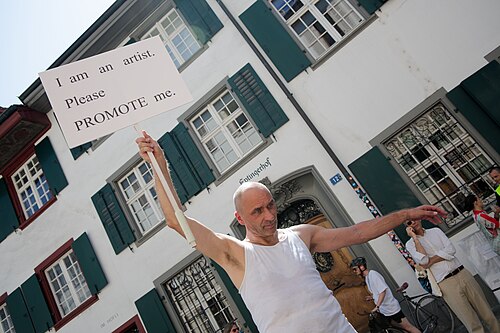 Jürgen Oschwald, artist, performing for the project WHILE STOCKS LAST at Basel Social Club 2025.
