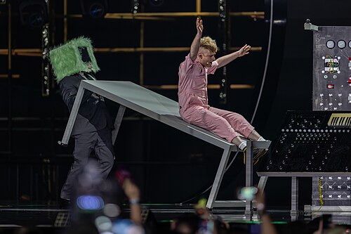 LOOK MUM NO COMPUTER (Sam Bartle) performing  Eins, Zwei, Drei, representing United Kingdom in the 2nd Semi Final of the 2026 Eurovision Song Contest in Vienna