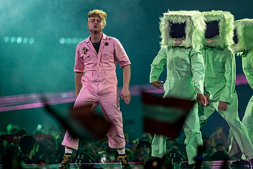 LOOK MUM NO COMPUTER (Sam Bartle) performing  Eins, Zwei, Drei, representing United Kingdom in the 2nd Semi Final of the 2026 Eurovision Song Contest in Vienna