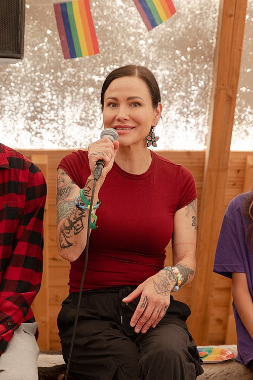 Lindsay Knight, also known as Eekwol, moderating the "Conversation with the Northern People of the Year: nēhiyawak" at the 2025 Riddu Riđđu Festival