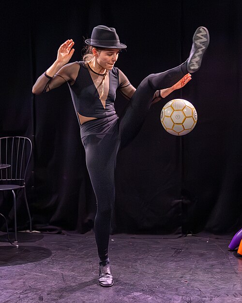 Lucia Mallardi performing “The Football Actress” at the 2025 Edinburgh Festival Fringe.