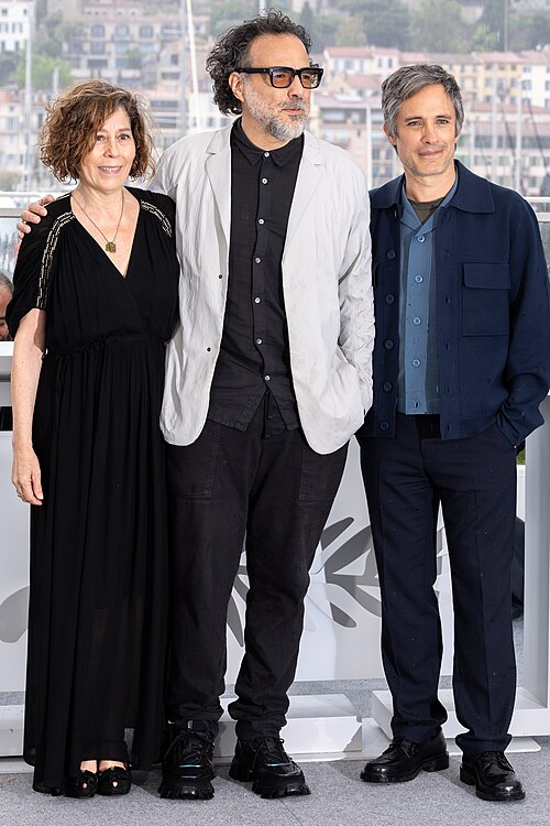 Martha Sosa Elizondo, Alejandro González Iñárritu and Gael García Bernal presenting the movie Amores Perros at the 2025 Cannes Film Festival