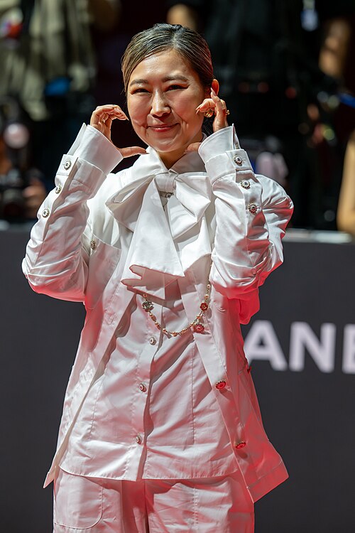 Maggie Kang en la alfombra roja de Busan 2025