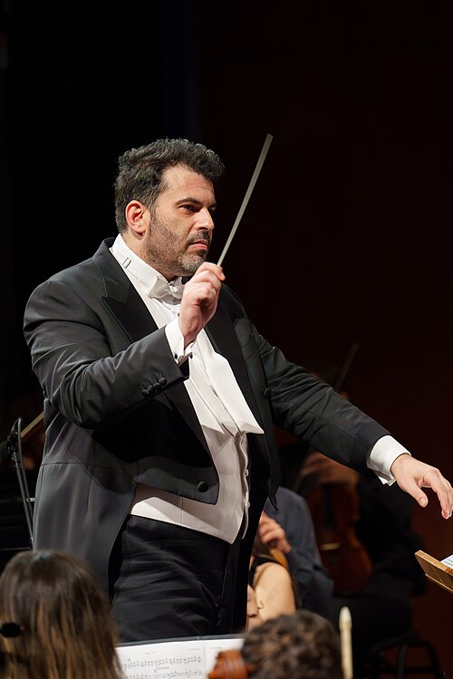 Arturo Díez Boscovich dirigiendo a la Orquesta Sinfónica de Málaga durante la celebración del Movie Score Málaga (Mosma) 2024