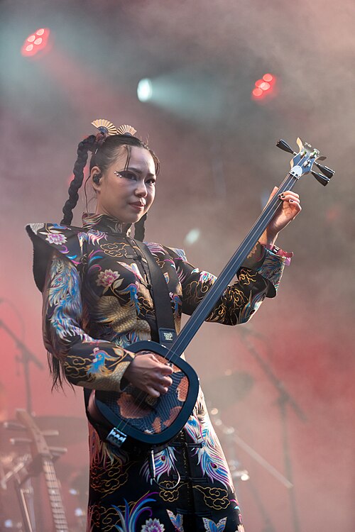 NiNi performing original folk metal at 2025 Riddu Riđđu Festival