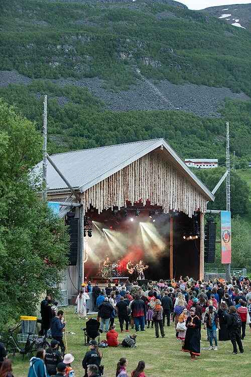 NiNi performing original folk metal at 2025 Riddu Riđđu Festival