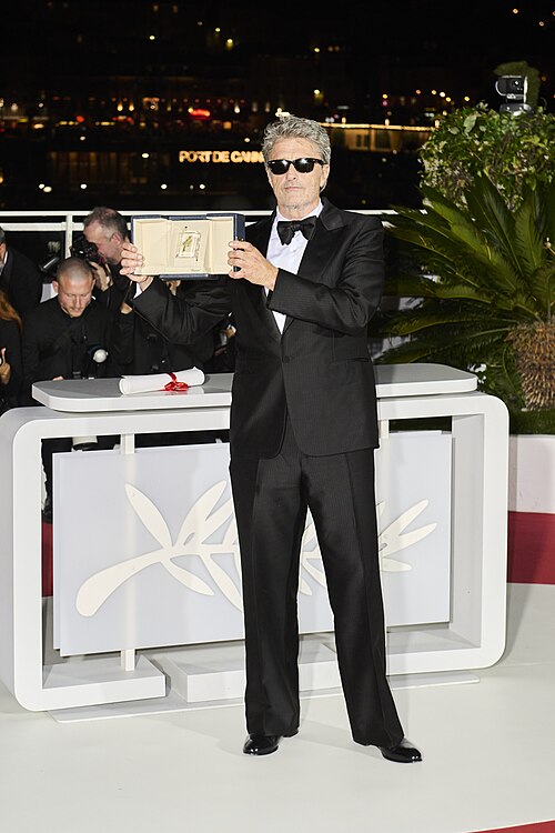 Paweł Pawlikowski poses with the Best Director award for "Fatherland" during the Palme d'Or winners photocall at the 79th annual Cannes Film Festival