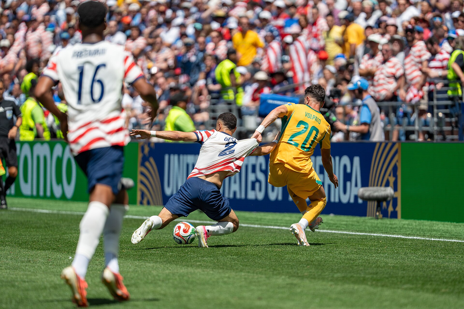 Sergino Dest Cristian Volpato during United States v Australia on 19 June 2026 at the 2026 FIFA World Cup
