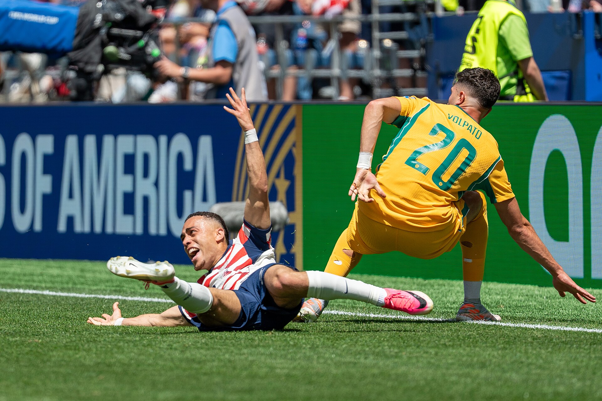 Sergino Dest Cristian Volpato during United States v Australia on 19 June 2026 at the 2026 FIFA World Cup