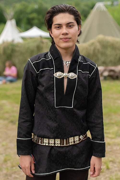Actor and musician Vegard Bjørsmo wearing a Karasjok gákti at 2025 Riddu Riđđu