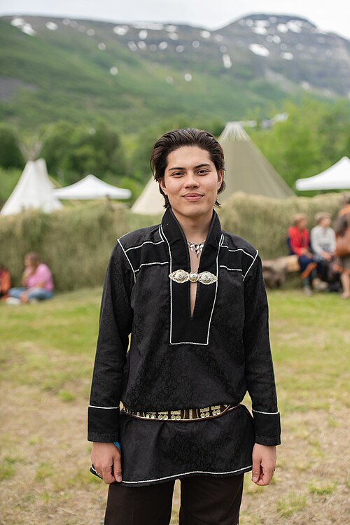 Actor and musician Vegard Bjørsmo wearing a Karasjok gákti at 2025 Riddu Riđđu