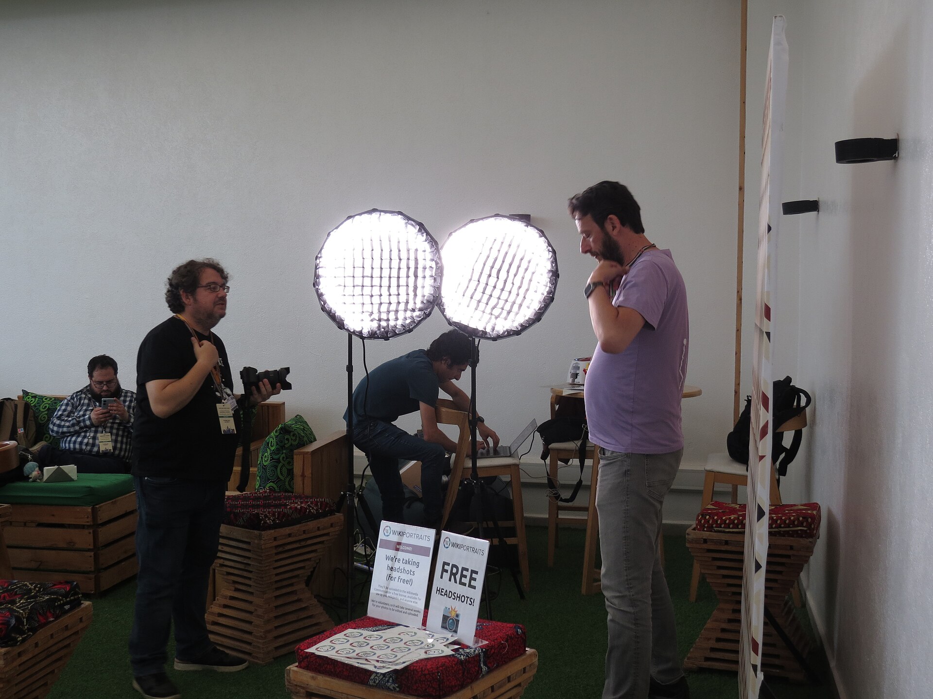 ช่างภาพ WikiPortraits กำลังถ่ายรูปผู้เข้าร่วมงาน Wikimania 2025