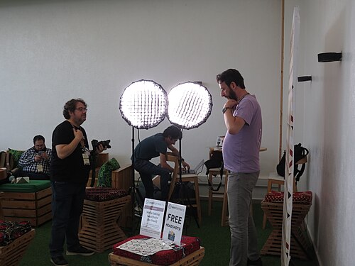 ช่างภาพ WikiPortraits กำลังถ่ายรูปผู้เข้าร่วมงาน Wikimania 2025