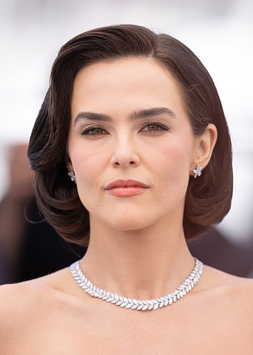 A cropped version of File:Zoey Deutch-5656.jpg